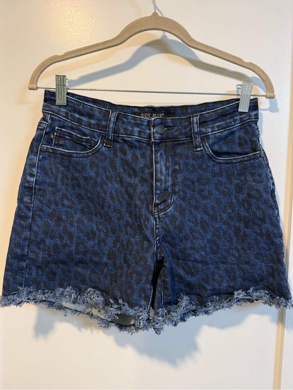 Judy Blue Women’s Blue Leopard Print Mod-Ruse Fray Hem Shorts - Size Medium